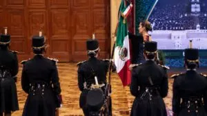 Cadetes del Heroico Colegio Militar durante la entrega de la Bandera Nacional