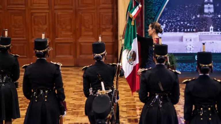 Cadetes del Heroico Colegio Militar durante la entrega de la Bandera Nacional
