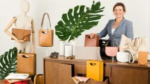 Angie Vásquez presenta bolsos artesanales de piel diseñados y personalizados en su taller de Lanzarote.