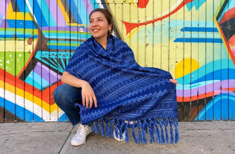 Mujeres artesanas elaboran un rebozo mexicano, preservan sus técnicas y fortalecen su autonomía mediante la tradición textil.