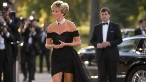 Vestido de la venganza de Diana, símbolo de moda, autonomía femenina e identidad pública, exhibido antes de su subasta.