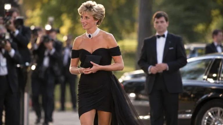 Vestido de la venganza de Diana, símbolo de moda, autonomía femenina e identidad pública, exhibido antes de su subasta.