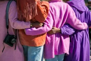 Mujeres líderes representan la igualdad de género mientras instituciones protegen derechos y participación política.