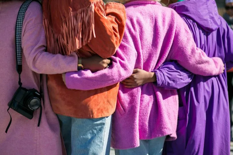 Mujeres líderes representan la igualdad de género mientras instituciones protegen derechos y participación política.
