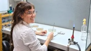 Científicos analizan un hongo que degrada bioplásticos como posible solución contra la contaminación ambiental y los microplásticos.