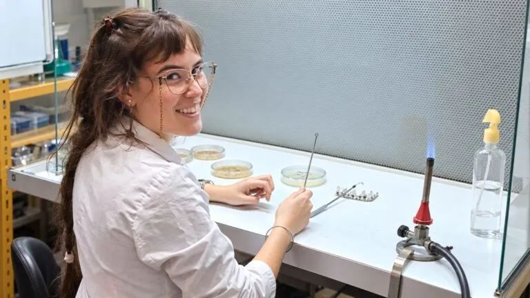 Científicos analizan un hongo que degrada bioplásticos como posible solución contra la contaminación ambiental y los microplásticos.