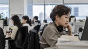 Mujer mayor trabaja en Corea del Sur, donde la desigualdad de género y edad reduce salarios, oportunidades y pensiones.