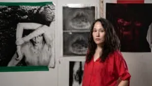 Laia Abril utiliza fotografía, archivo y sonido para abordar desigualdad y dolor femenino