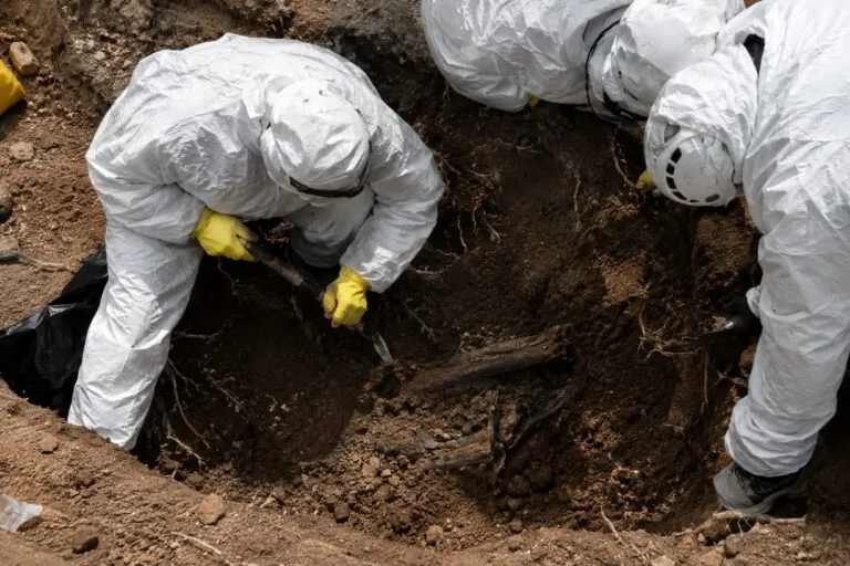 Madres buscadoras trabajan en una zona de búsqueda de personas desaparecidas en Jalisco