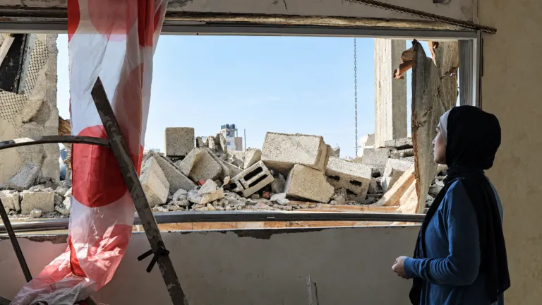 Mujer palestina observa los escombros de una vivienda destruida en Gaza