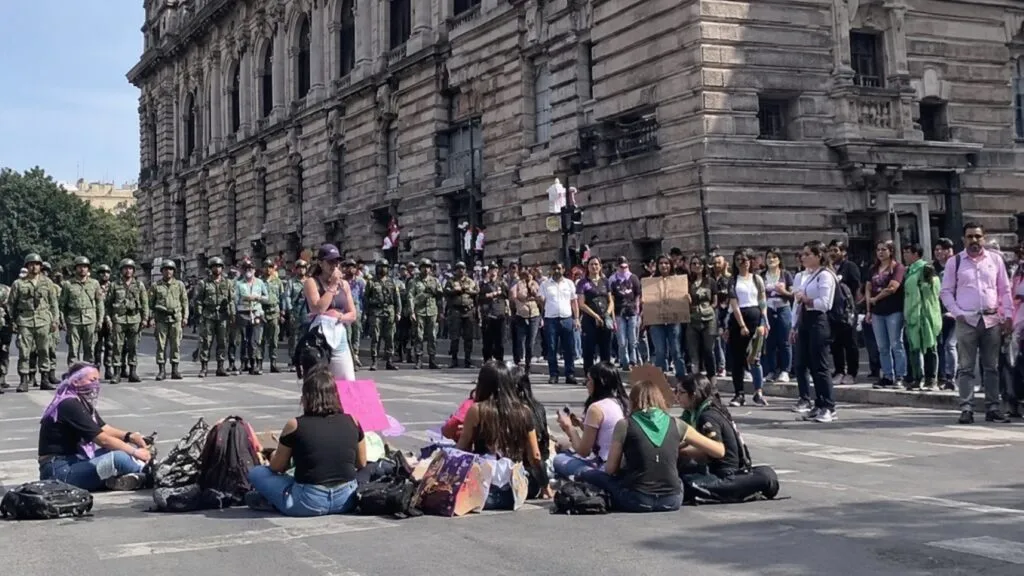 Manifestantes exigen justicia por Claudia Tacoronte durante desfile en Cuernavaca