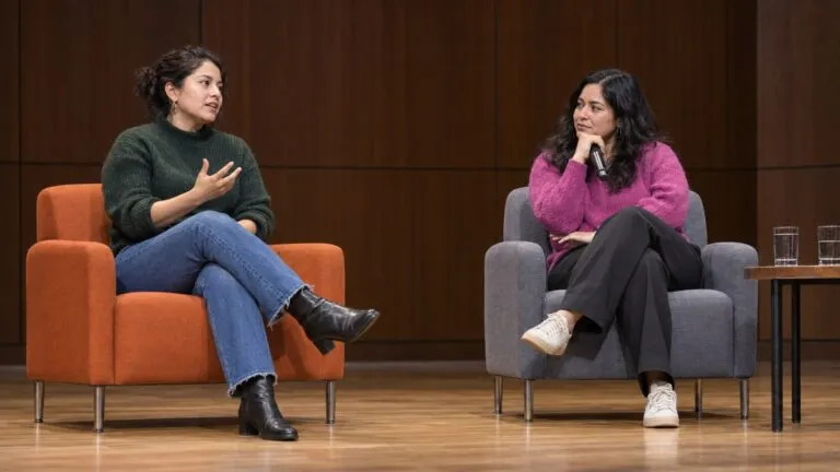 Mujeres fotoperiodistas participan en la UAEMéx en un diálogo sobre mirada femenina, ética profesional e inteligencia artificial.
