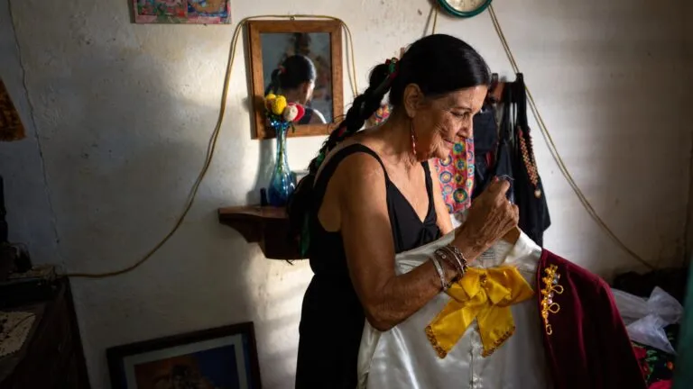 Mariachi en Cuba interpretado por María Luz Insua durante una presentación marcada por la gratitud, la música y la identidad cultural.