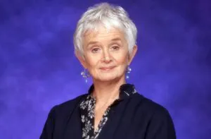 Retrato editorial de Barbara Barrie en un escenario teatral