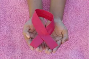 Cáncer de mama en mujeres jóvenes y la importancia de reconocer señales de alerta para recibir atención médica oportuna.