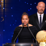 Charlyn Corral recibe el premio a mejor delantera del año durante la ceremonia del Balón de Oro 2026.