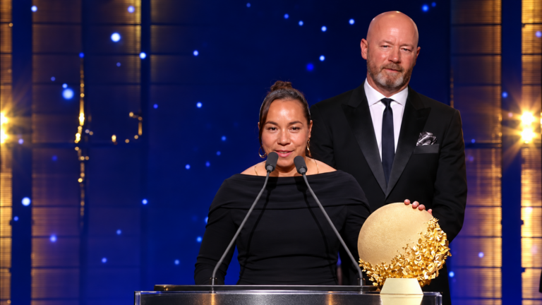 Charlyn Corral recibe el premio a mejor delantera del año durante la ceremonia del Balón de Oro 2026.