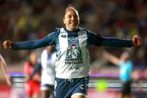 Futbolista mexicana celebrando en una cancha, imagen que representa la trayectoria y el reconocimiento internacional de Charlyn Corral.