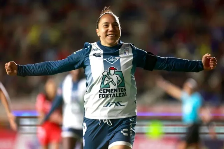 Futbolista mexicana celebrando en una cancha, imagen que representa la trayectoria y el reconocimiento internacional de Charlyn Corral.