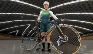 Ciclista mexicana en un velódromo durante el Mundial de Pista de Shanghái, símbolo de talento, disciplina y liderazgo femenino.
