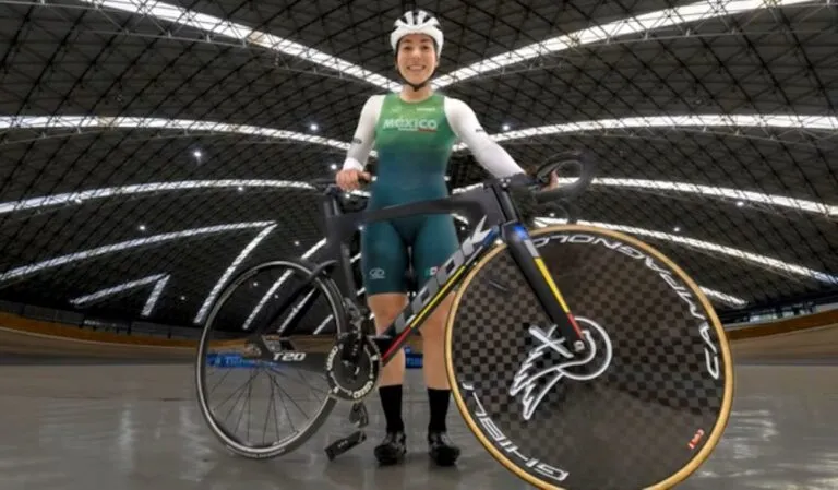 Ciclista mexicana en un velódromo durante el Mundial de Pista de Shanghái, símbolo de talento, disciplina y liderazgo femenino.