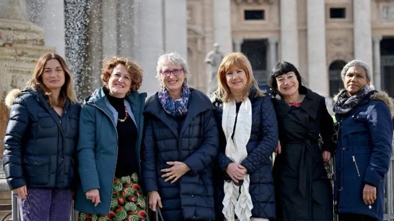 Mujeres en el Vaticano reciben reconocimiento por su talento, experiencia y participación profesional dentro de la Santa Sede.