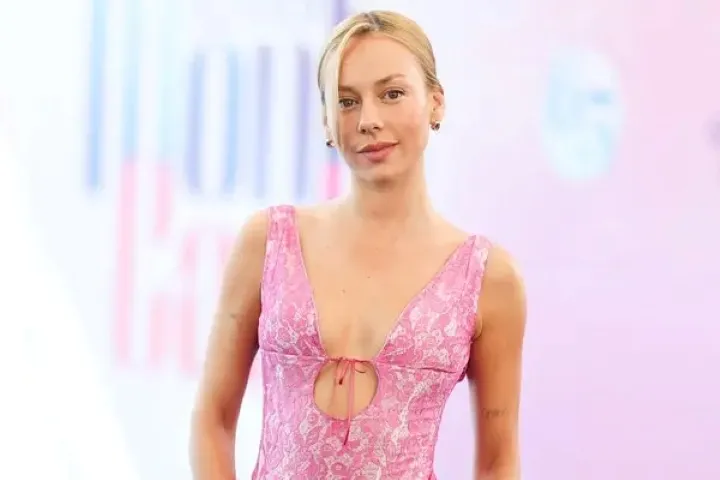 Ester Expósito protagonizará la nueva adaptación cinematográfica de La Regenta, dirigida por Mar Coll para Netflix.