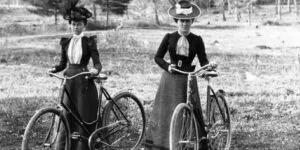 Mujeres y bicicleta durante el siglo XIX como símbolo de autonomía, movilidad y transformación de las normas sociales.