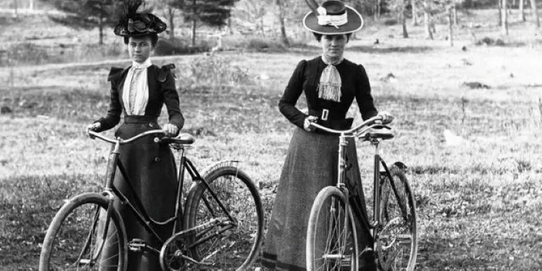 Mujeres y bicicleta durante el siglo XIX como símbolo de autonomía, movilidad y transformación de las normas sociales.