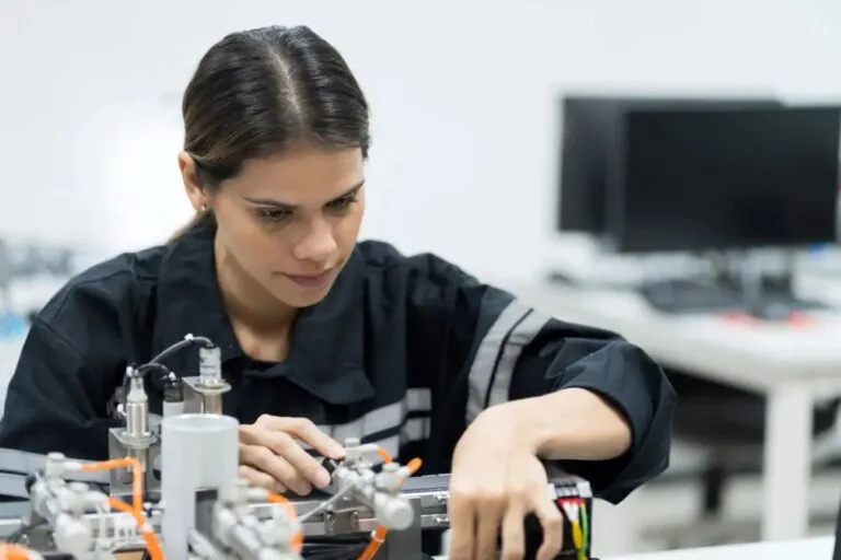 Mujeres profesionales trabajando en una empresa tecnológica, en una imagen que representa los desafíos de igualdad salarial y crecimiento laboral.