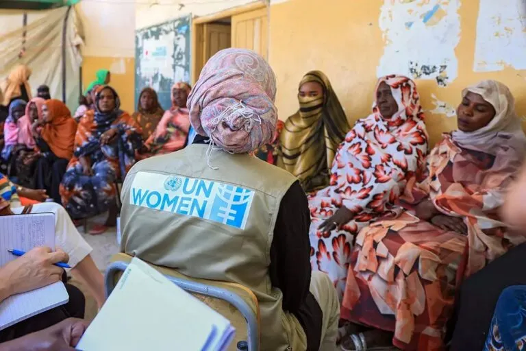 Mujer y niña en un refugio humanitario que representan a millones de mujeres afectadas por conflictos armados en el mundo.