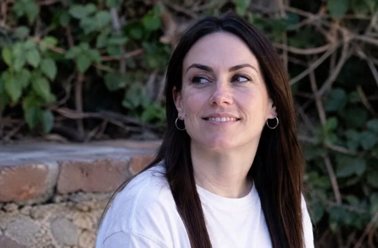Mujeres solteras que priorizan su independencia emocional y buscan relaciones basadas en el respeto y la igualdad.