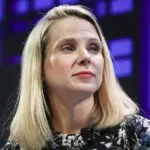 Mujer utiliza una asistente de inteligencia artificial para planificar actividades familiares y organizar sus responsabilidades diarias.