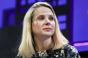 Mujer utiliza una asistente de inteligencia artificial para planificar actividades familiares y organizar sus responsabilidades diarias.