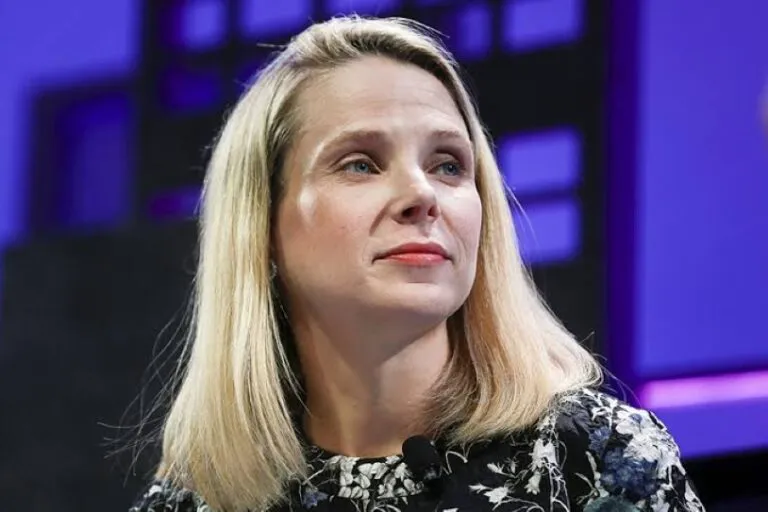 Mujer utiliza una asistente de inteligencia artificial para planificar actividades familiares y organizar sus responsabilidades diarias.