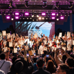 Participantes de la Copa Mundo Agave muestran sus reconocimientos durante la ceremonia de premiación de Mundo Mezcal en Campo Marte.