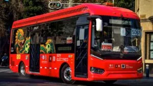 Mujeres en el Metrobús operan la Ruta Quetzalcóatl y amplían la participación femenina en el transporte público de Ciudad de México.