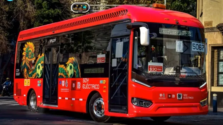 Mujeres en el Metrobús operan la Ruta Quetzalcóatl y amplían la participación femenina en el transporte público de Ciudad de México.