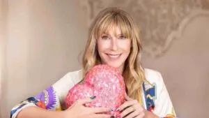 Mujeres argentinas participan en una campaña de prevención del cáncer de mama con guantes rosas como símbolo de cuidado y fortaleza.