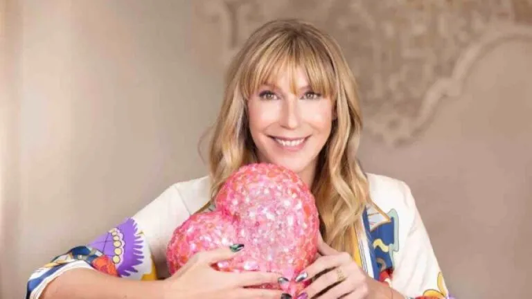 Mujeres argentinas participan en una campaña de prevención del cáncer de mama con guantes rosas como símbolo de cuidado y fortaleza.