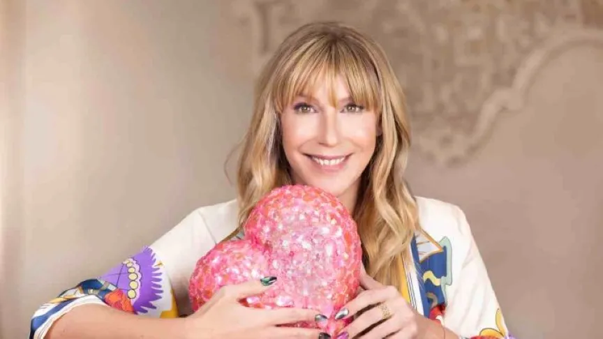 Mujeres argentinas participan en una campaña de prevención del cáncer de mama con guantes rosas como símbolo de cuidado y fortaleza.