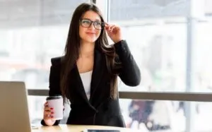 Mujeres ejecutivas participando en una reunión empresarial que representa el crecimiento de la visibilidad del liderazgo femenino.