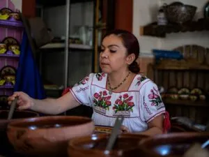 Mujeres purépechas mantienen viva su cultura mediante recetas, saberes y tradiciones culinarias transmitidas entre generaciones.