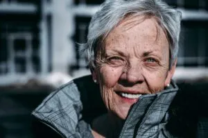 Mujeres solteras en la vejez que disfrutan de su independencia, amistades y bienestar emocional durante una etapa de mayor libertad personal.