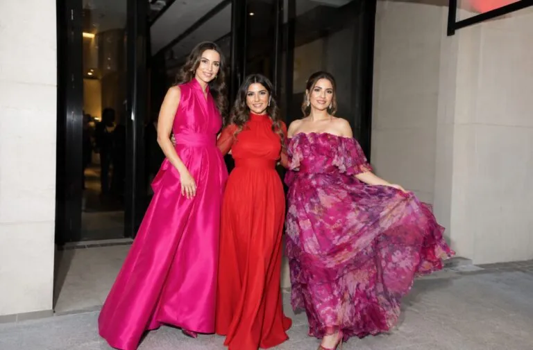 Liderazgo femenino durante un encuentro de mujeres empresarias en Nueva York dedicado al crecimiento profesional y la colaboración.