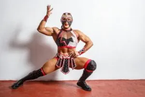 Olympia, luchadora mexicana del CMLL, destaca por su preparación física y trayectoria en la lucha libre y el fisicoculturismo.