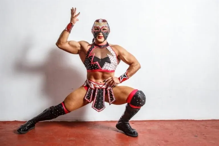 Olympia, luchadora mexicana del CMLL, destaca por su preparación física y trayectoria en la lucha libre y el fisicoculturismo.