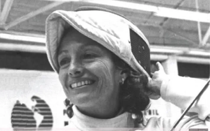 Pilar Roldán, primera mujer mexicana en ganar una medalla olímpica, durante su trayectoria como esgrimista en México 1968.