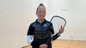 Imagen representativa de una raquetbolista mexicana celebrando un triunfo mundial, inspirada en las dos medallas de oro obtenidas por Samantha Salas en Chile.