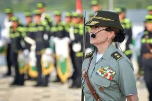 Imagen representativa del liderazgo femenino en la policía, inspirada en el nombramiento de Sandra Rodríguez como primera mujer comandante de la Policía Metropolitana de Barranquilla.